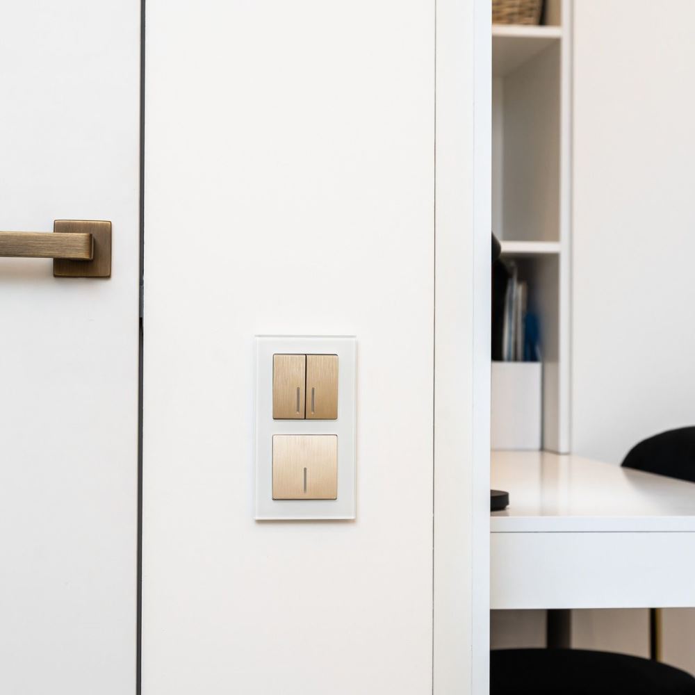 Выключатель одноклавишный встраиваемый проходной Werkel с подсветкой Шампань рифленый W1112110 — изображение 4