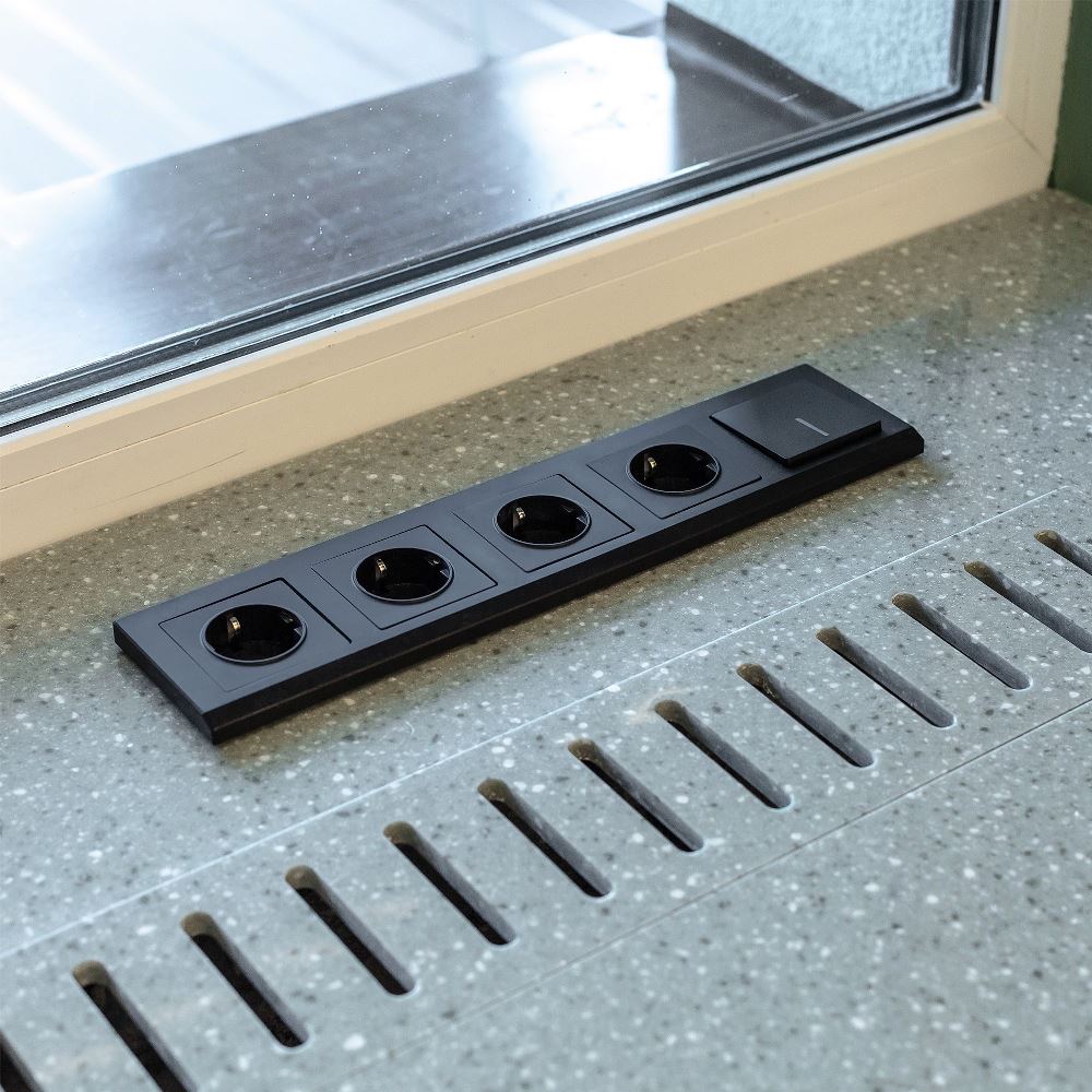 Розетка встраиваемая Werkel с заземлением и шторками Черный матовый W1171108 — изображение 2